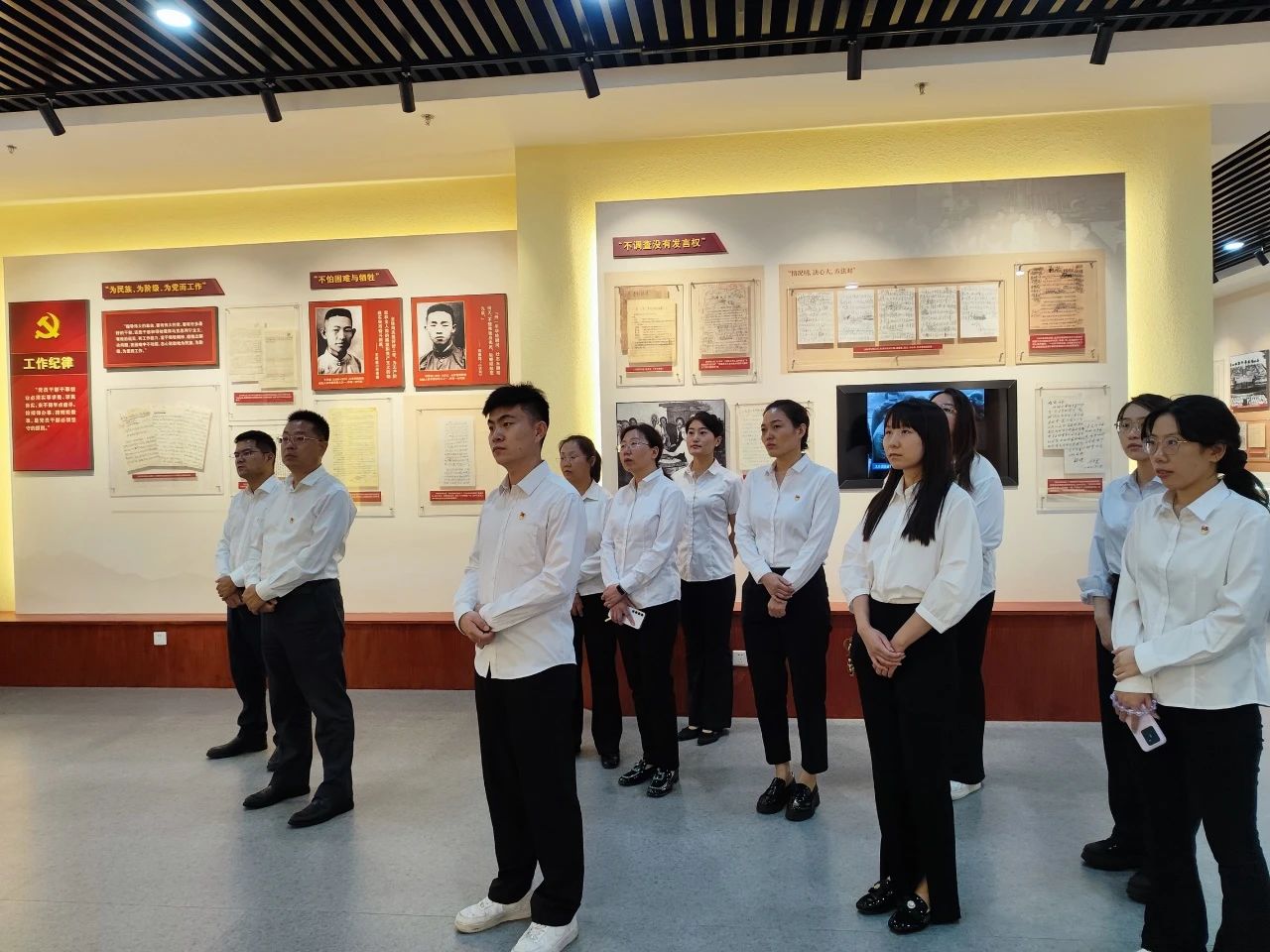 沥青公司权属单位路用新材料公司党支部组织参观党纪学习教育专题档案文献展